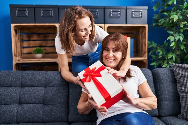 Zwei Frauen Überraschen Mutter Und Tochter Hause Mit Geschenk — Stockfoto