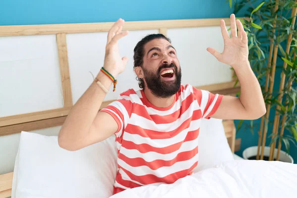 Junger Hispanischer Mann Sitzt Mit Überraschendem Gesichtsausdruck Schlafzimmer Bett — Stockfoto