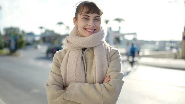 Joven Mujer Caucásica Sonriendo Confiada Con Brazos Cruzados Calle —  Fotos de Stock