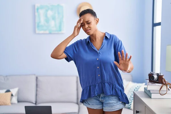 African American Woman Suffering Dizzy Standing Home — Stock Photo, Image