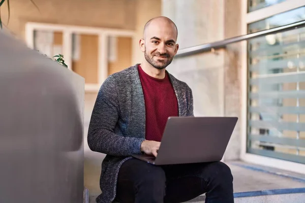 Junger Mann Lächelt Selbstbewusst Mit Laptop Auf Der Straße — Stockfoto