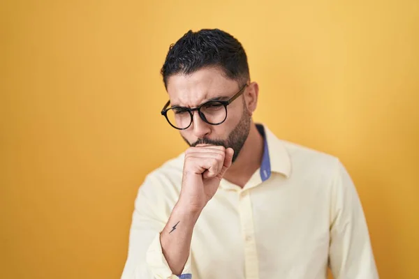 Den Spanske Unge Mannen Affärskläder Och Glasögon Mår Dåligt Och — Stockfoto