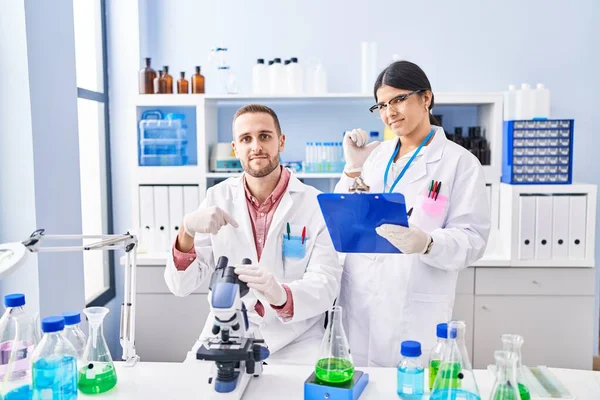 Deux Jeunes Gens Travaillant Laboratoire Scientifique Pointant Doigt Sourire Heureux — Photo