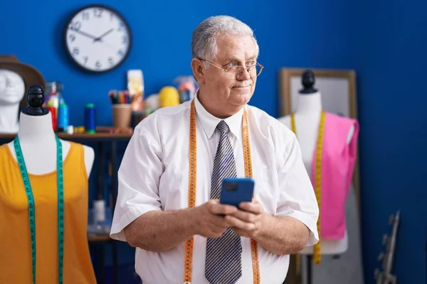 Medelålders Gråhårig Man Skräddarsy Leende Säker Med Hjälp Smartphone Skräddare — Stockfoto