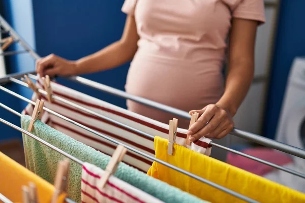 Mujer Latina Joven Embarazada Colgando Ropa Tendedero Sala Lavandería —  Fotos de Stock