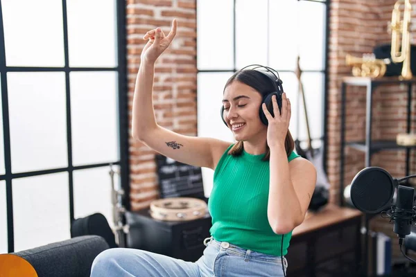 Young Hispanic Woman Artist Listening Music Music Studio — Foto de Stock