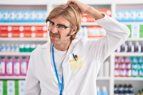 Caucasian Man Mustache Working Pharmacy Drugstore Confuse Wonder Question Uncertain — Stock Photo, Image