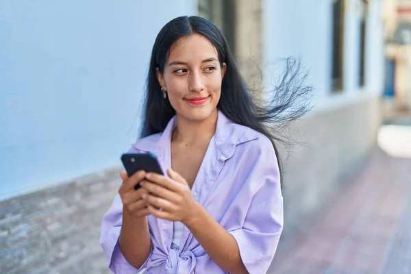 Молодая Красивая Латиноамериканка Уверенно Улыбающаяся Используя Смартфон Улице — стоковое фото