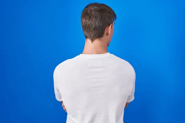Beyaz Sarışın Bir Adam Mavi Arka Planda Dikiliyor Kollarını Kavuşturup — Stok fotoğraf