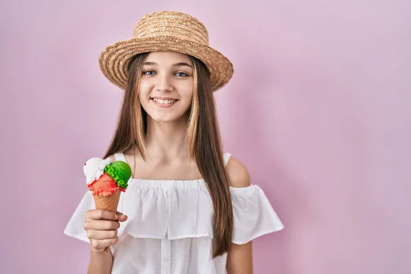 10代の女の子が幸せとクールな笑顔でアイスクリームを保持しています 運のいい人 — ストック写真