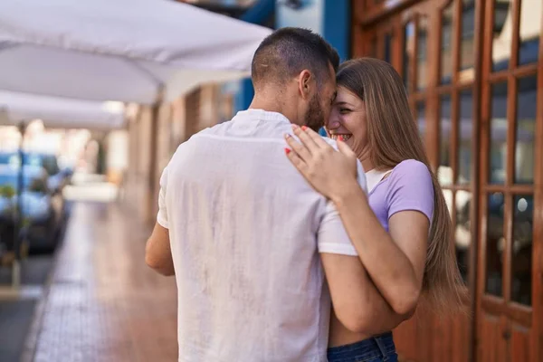 Mann Und Frau Lächeln Selbstbewusst Beim Tanz Auf Der Straße — Stockfoto