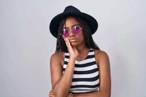 Ung Afrikansk Amerikan Med Flätor Bär Hatt Och Solglasögon Tänker — Stockfoto