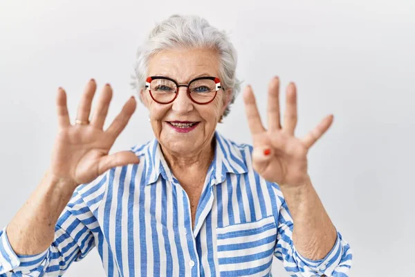 Beyaz Arka Planda Beyaz Saçlı Yaşlı Bir Kadın Dokuz Numaralı — Stok fotoğraf