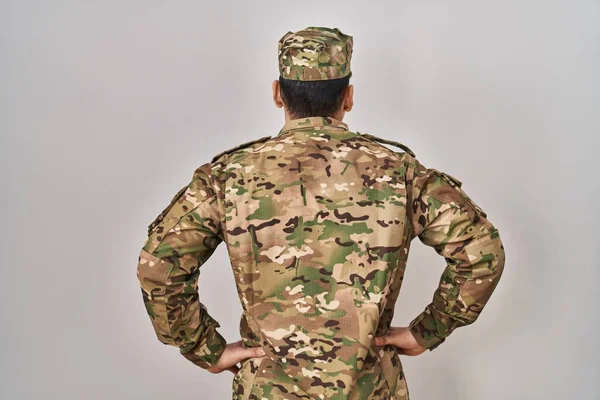 Jovem Árabe Homem Vestindo Camuflagem Exército Uniforme Para Trás Olhando — Fotografia de Stock