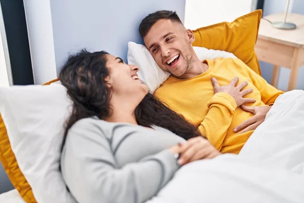 Man Woman Couple Smiling Confident Lying Bed Bedroom — Stock fotografie
