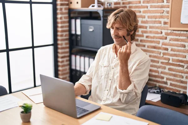 Ofiste Çalışan Genç Bir Adamı Dizüstü Bilgisayar Kullanıyor — Stok fotoğraf