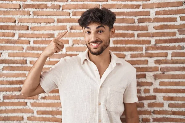 Hombre Árabe Con Barba Pie Sobre Ladrillos Fondo Pared Sonriendo — Foto de Stock