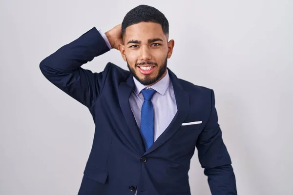 Junger Hispanischer Mann Business Anzug Und Krawatte Lächelt Zuversichtlich Berühren — Stockfoto