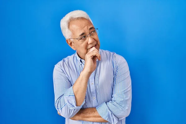 Hispánec Starší Muž Brýlemi Přemýšlí Otázce Znepokojený Nervózní Rukou Bradě — Stock fotografie