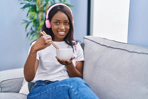 Jong Afrikaans Amerikaans Vrouw Luisteren Naar Muziek Eten Chinees Eten — Stockfoto