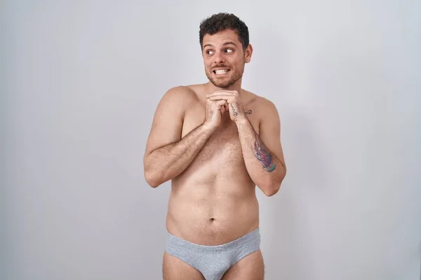 Ung Latinamerikansk Man Står Tröjlös Klädd Underware Skrattar Nervös Och — Stockfoto
