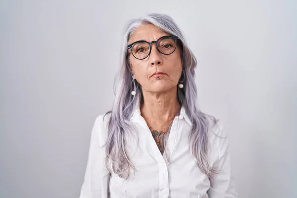 Žena Středního Věku Tetováním Brýlemi Stojící Nad Bílým Pozadím Uvolnila — Stock fotografie