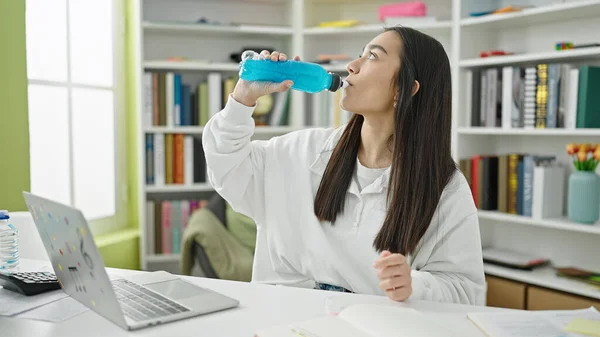 Junge Schöne Hispanische Studentin Trinkt Mit Laptop Energisches Getränk Hörsaal — Stockfoto