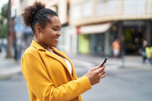 African American Woman Smiling Confident Using Smartphone Street — Φωτογραφία Αρχείου