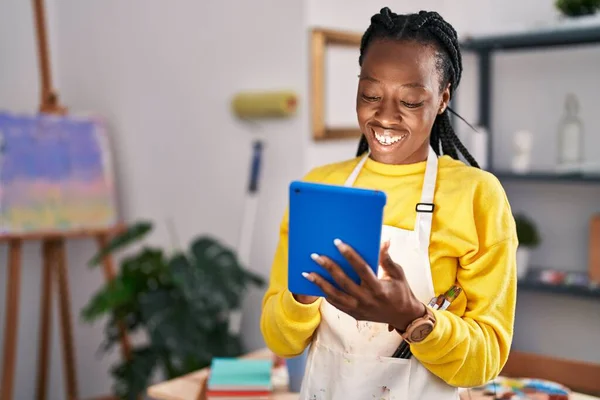 African American Woman Artist Smiling Confident Using Touchpad Art Studio — Stock Photo, Image