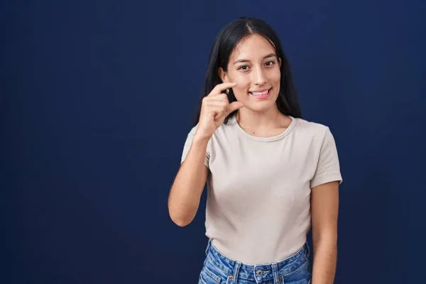 Young Hispanic Woman Standing Blue Background Smiling Confident Gesturing Hand — Stock Photo, Image