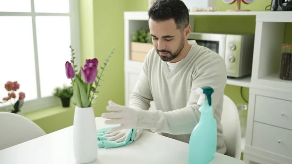 Young Hispanic Man Cleaning Table Home — Stock Photo, Image