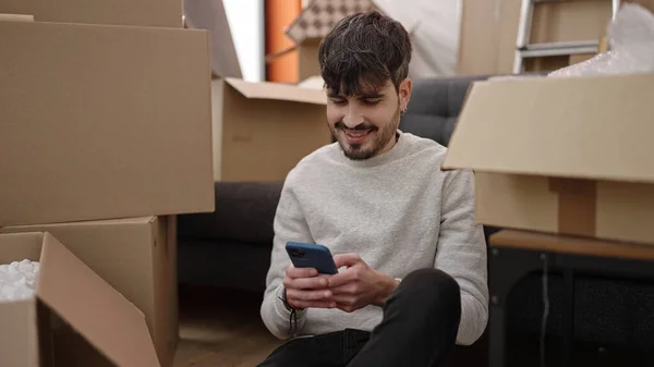 Young Hispanic Man Using Smartphone Sitting Floor New Home — Stock Photo, Image
