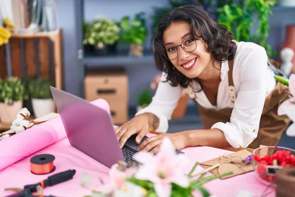 Young Beautiful Hispanic Woman Florist Smiling Confident Using Laptop Flower — Photo