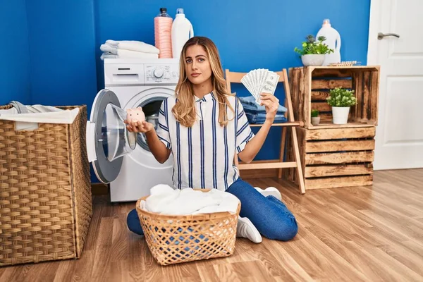 Junge Blonde Frau Beim Wäschewaschen Ahnungslos Und Mit Verwirrtem Gesichtsausdruck — Stockfoto