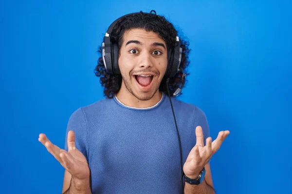 Homme Hispanique Aux Cheveux Bouclés Écoutant Musique Aide Écouteurs Célébrant — Photo
