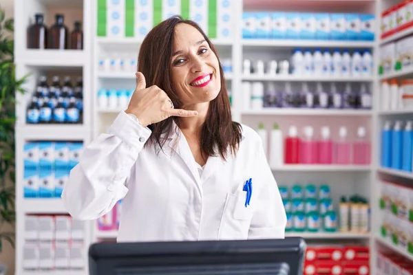 Mujer Morena Mediana Edad Que Trabaja Farmacia Sonriendo Haciendo Gesto — Foto de Stock