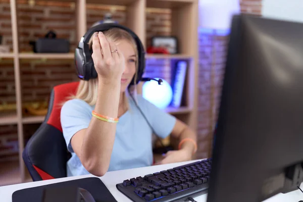 Young Caucasian Woman Playing Video Games Wearing Headphones Doing Italian — Stock Photo, Image