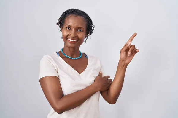 Mulher Africana Com Dreadlocks Sobre Fundo Branco Com Grande Sorriso — Fotografia de Stock