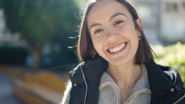 Parkta kendine güvenen güzel, İspanyol bir kadın.