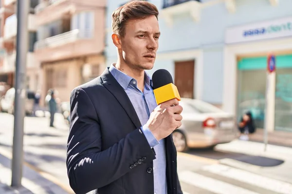 Junger Mann Reporter Arbeitet Mit Mikrofon Auf Der Straße — Stockfoto