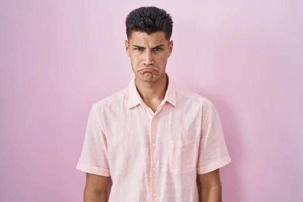 Молодий Іспаномовний Чоловік Стоїть Над Рожевим Тлом Депресії Турбується Про — стокове фото