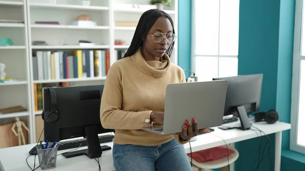図書館大学でノートパソコンを使うアフリカ人女性 — ストック写真