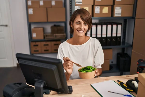 Young Beautiful Hispanic Woman Ecommerce Business Worker Eating Salad Office — Stock Photo, Image