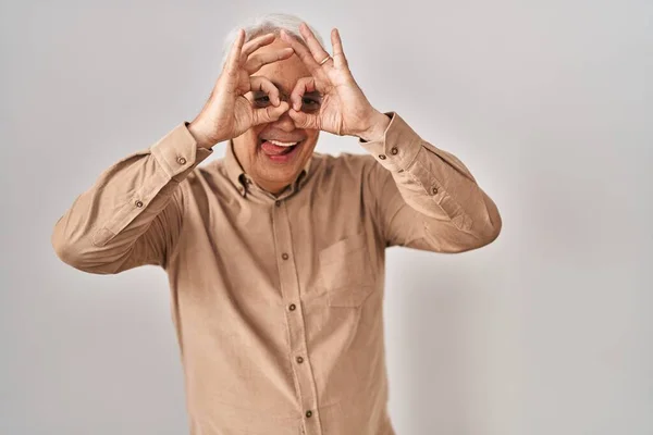 Hispanic Senior Man Bär Glasögon Gör Gest Som Kikare Sticker — Stockfoto