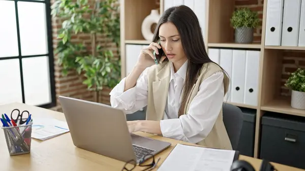 Jovem Bela Mulher Hispânica Empresária Trabalhando Escritório — Fotografia de Stock