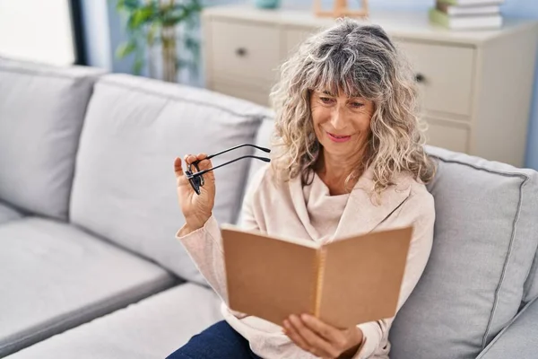 Middle Age Woman Reading Book Sitting Sofa Home — Stock Photo, Image