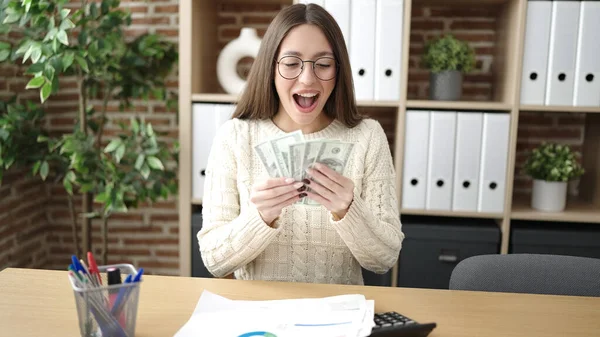 Jovem Bela Mulher Hispânica Empresária Contando Dólares Com Expressão Surpresa — Fotografia de Stock