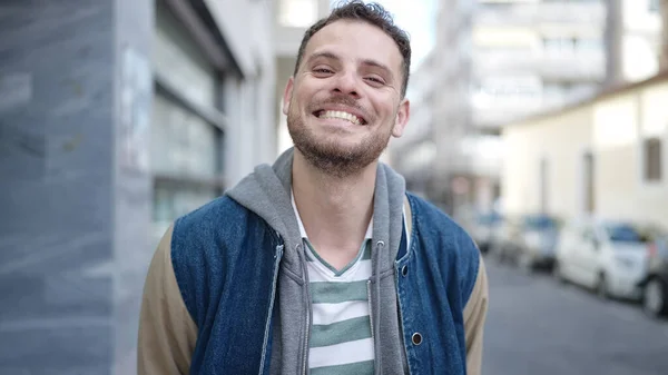 Junger Kaukasier Lächelt Selbstbewusst Auf Der Straße — Stockfoto