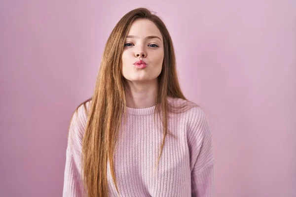 Fiatal Kaukázusi Áll Rózsaszín Háttér Nézi Kamera Fúj Egy Csókot — Stock Fotó