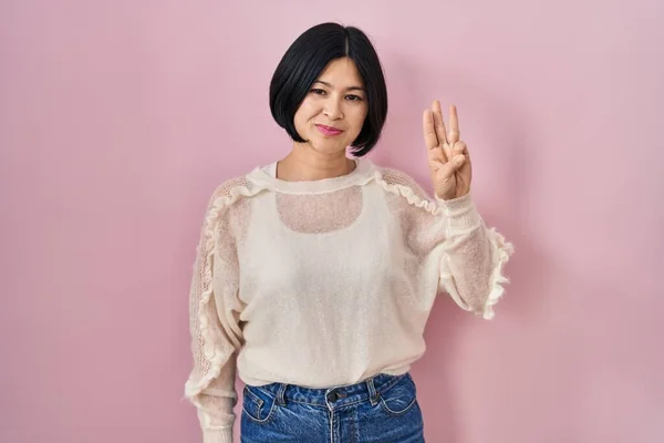 Ung Asiatisk Kvinna Står Över Rosa Bakgrund Visar Och Pekar — Stockfoto